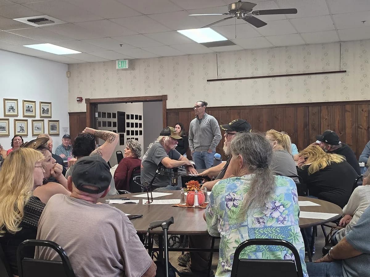 Residents fill the Frontier Senior Center in Anderson on Oct. 19 for a meeting on rent increases at two mobile home parks. Photo: Benjamin Nowain / North State Breakdown